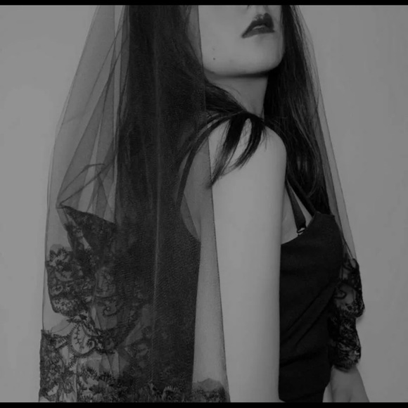 New Graceful Beautiful black elbow length veil